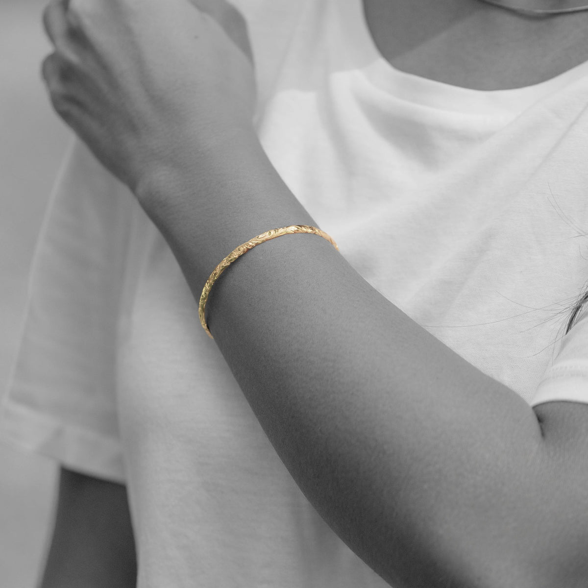 Solid Gold Hawaiian Heirloom Bangle with Cutout Wave Edges [4mm width] Barrel Shape