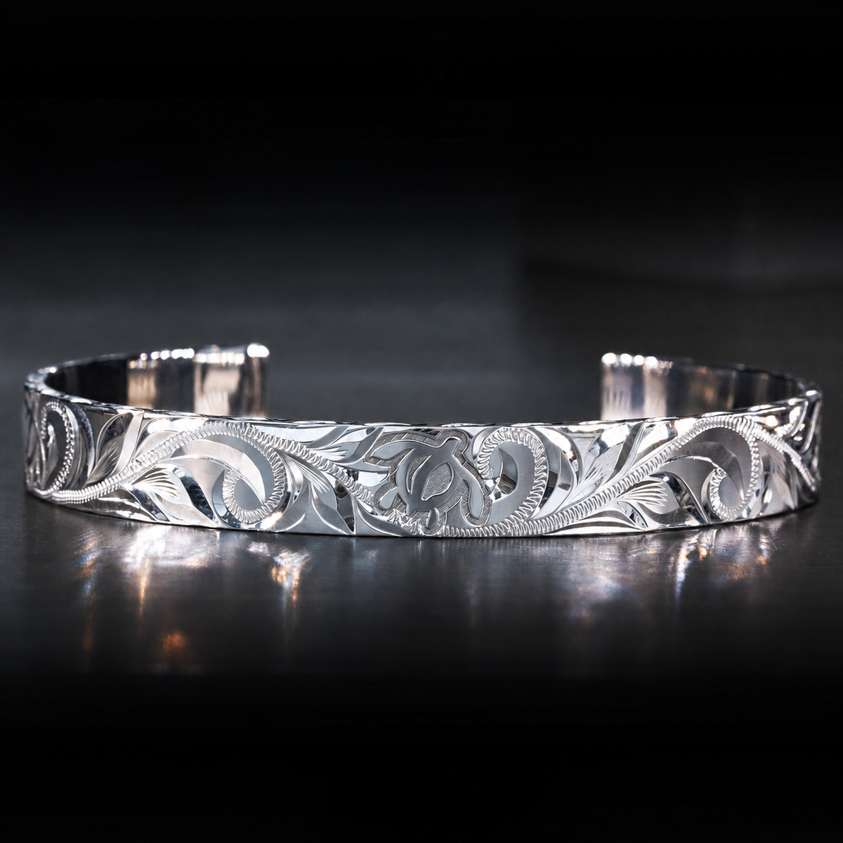 Platinum 950 Hawaiian engraved bracelet with sea turtle design